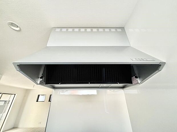 【冷暖房・空調設備(レンジフード)】フラットタイプのレンジフード、お手入れがしやすいですね！