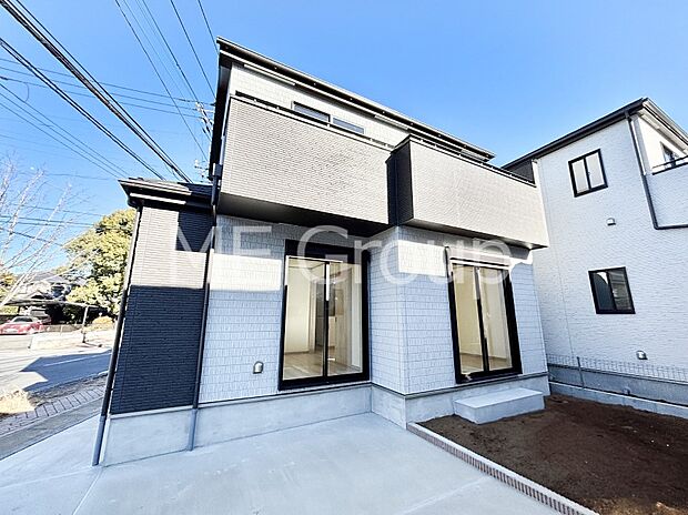 【現地外観写真】洗練された外観、上質な住空間が広がる室内は永く安心して過ごせる住居です。 