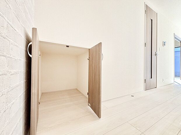 【その他設備(キッチン横収納)】食材のストックはもちろん、日用品の収納など使い方はいろいろ。  