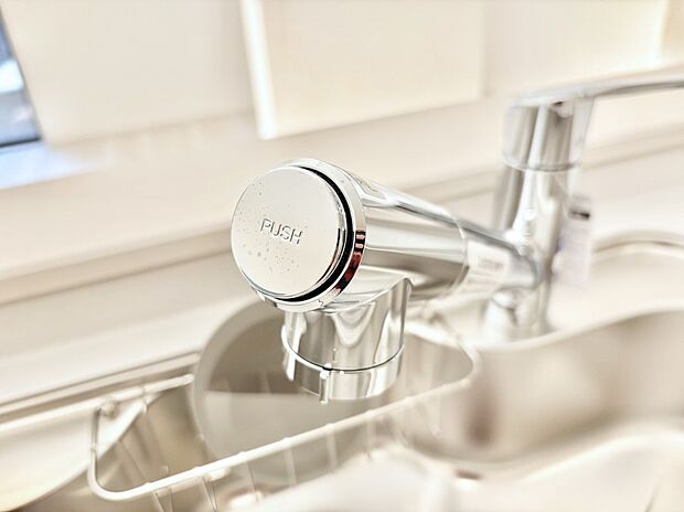 【その他設備(浄水器)】いつでも清潔なおいしいお水を。一つの水栓で水道水と浄水を使い分け。