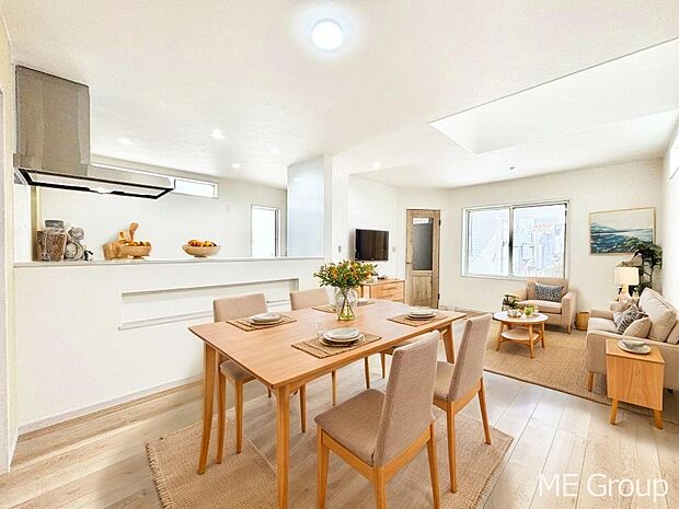 【リビング】落ち着いた雰囲気のＬＤＫは家族みんなの快適空間※家具はCGです