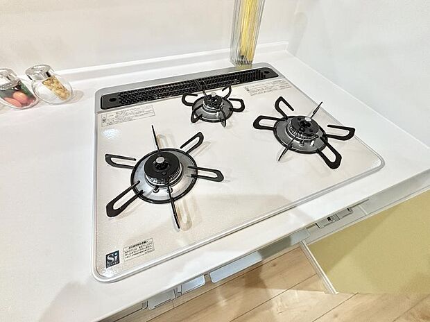 【その他設備(Ｓｉセンサーコンロ)】ガスコンロはＳｉセンサー搭載。火力調節や焦げ付き・消し忘れも防いでくれます。