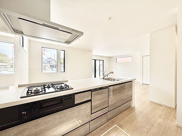 【ダイニングキッチン】カウンター越しに楽しいおしゃべり。いつものお料理がもっと美味しくなりそうですね。 