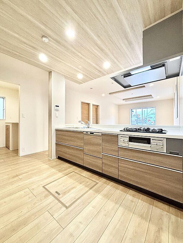 【ダイニングキッチン】料理をしながらでもご家族との会話を楽しめる対面キッチン