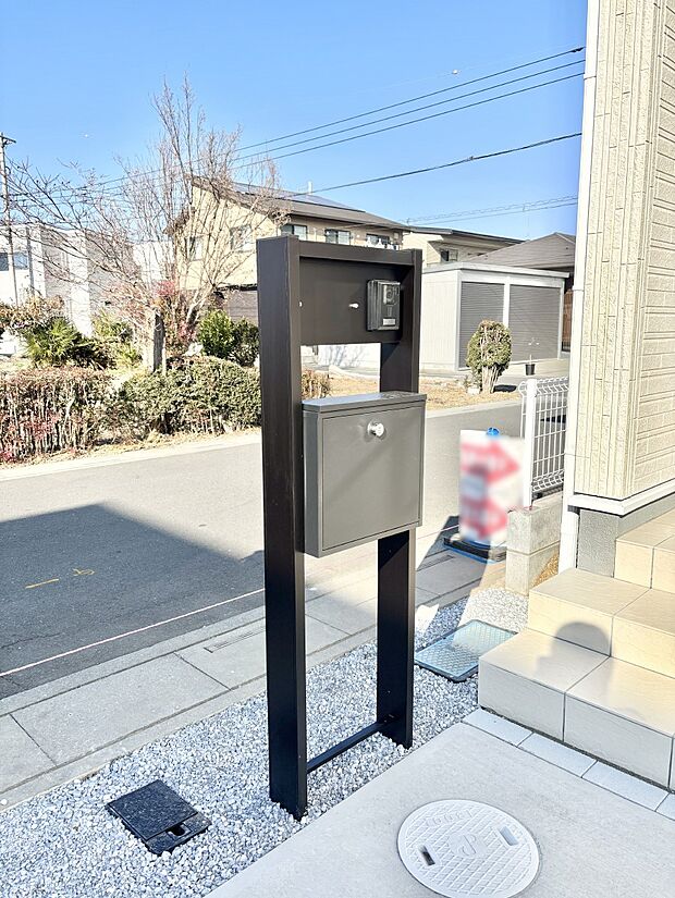 【その他現地】表札・インターホン・ポストをひとつに集約。エントランスになじむシンプルデザイン。