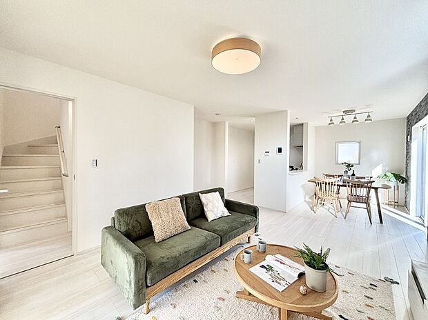 【リビング】家族の和やかな会話が聞こえてきそう。開放感のあるリビングです。