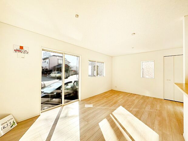 【リビングダイニング】明るい陽光が注ぎ、寛ぎの雰囲気に満たされるリビングダイニング