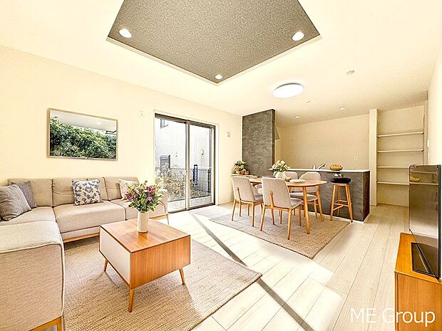 【リビング】ご家族の賑やかな話し声で包まれる明るいリビング ※家具はCGです