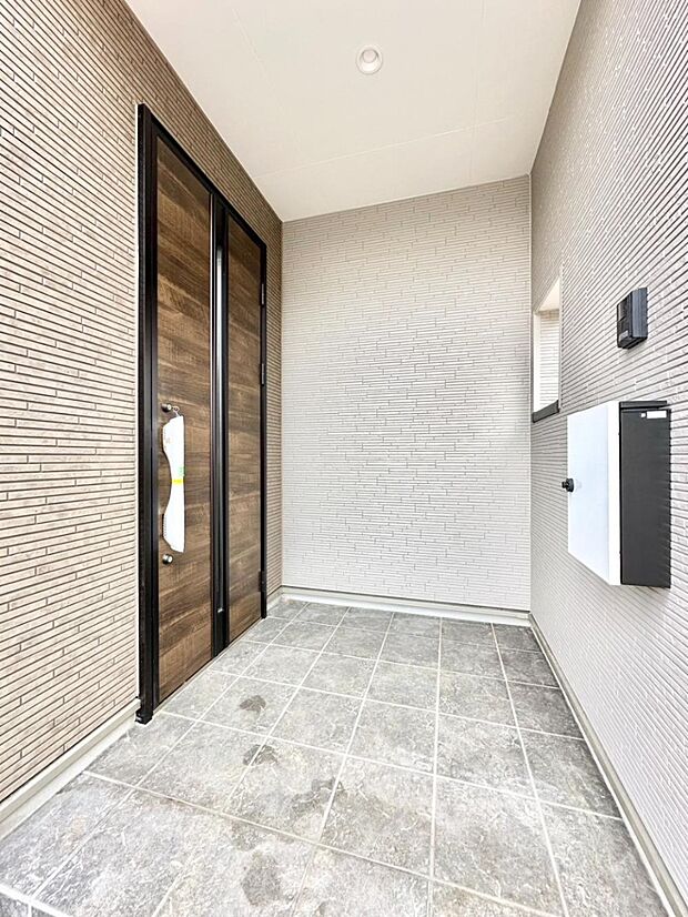 【玄関】大切な家族、来客を出迎える玄関。