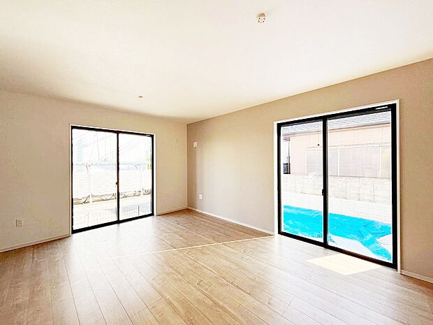 【リビングダイニング】大きな窓からたっぷりの陽光と風を感じられるリビング