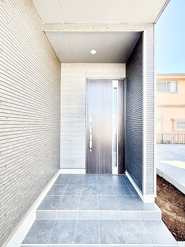 【玄関】玄関前は屋根付きで雨が降っていても濡れにくいです