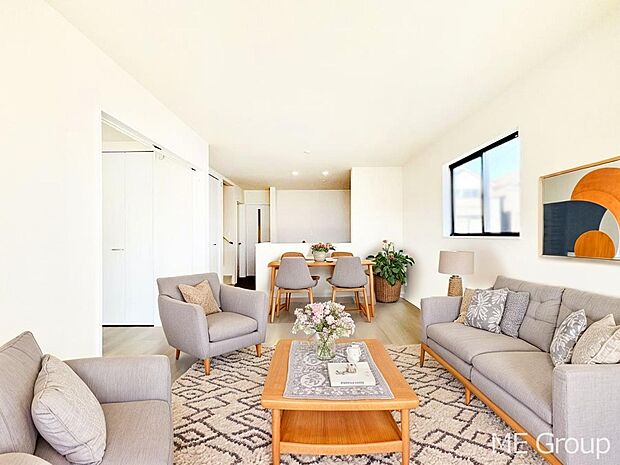 【リビング】LDKに階段を設け、家族のコミュニティを大切にした間取りプラン　※家具はCGです