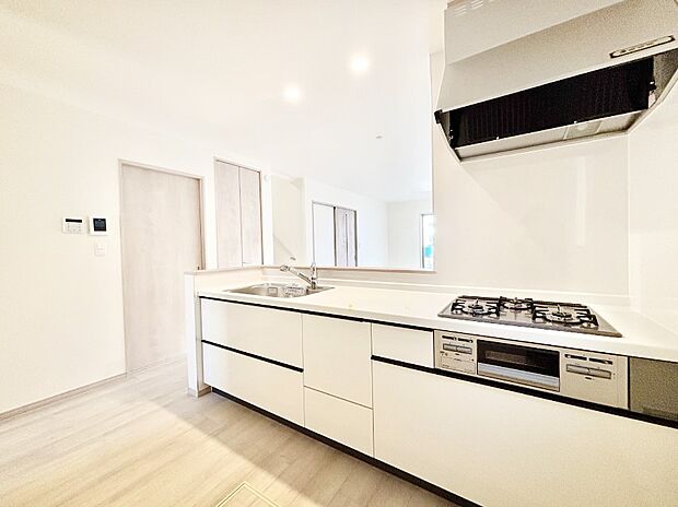 【ダイニングキッチン】カウンター越しに楽しいおしゃべり。いつものお料理がもっと美味しくなりそうですね。