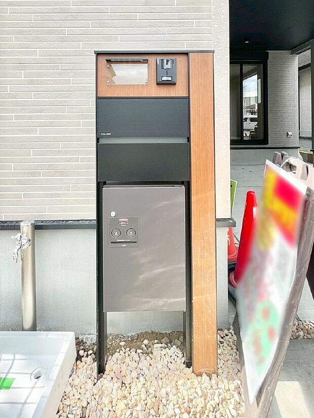 【その他現地】表札・インターホン・ポストをひとつに集約。エントランスになじむシンプルデザイン。