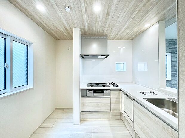 【ダイニングキッチン】L字型だと料理するスペースも広々と使えます。コンパクトに動けてお料理ラクラク。