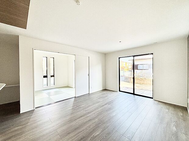 【ダイニング】隣接の和室を開放すればさらに広々空間に