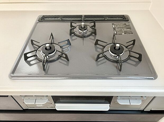 【その他設備(Siセンサーコンロ)】ガスコンロはSiセンサー搭載。火力調節や焦げ付き・消し忘れも防いでくれます。