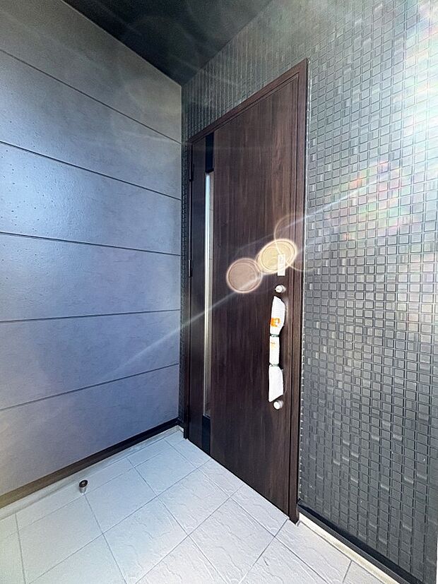 【玄関】大切な家族、来客を出迎える玄関。