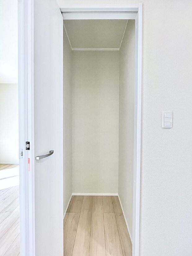 【その他設備(玄関ホール収納)】玄関ホール収納です。掃除道具やお出かけ用グッズの収納に便利です。