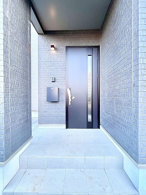 【玄関】大切な家族、来客を出迎える玄関。