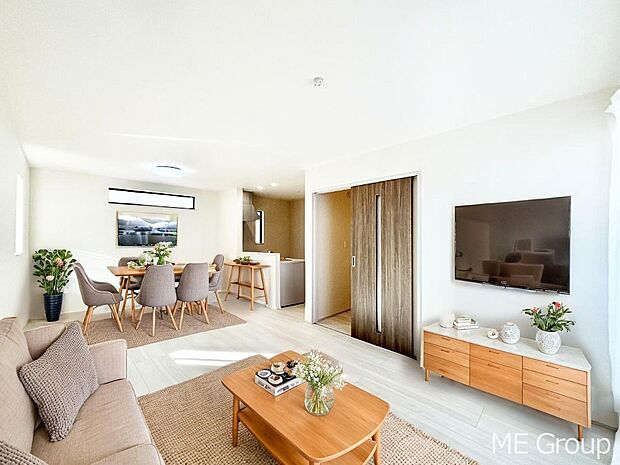 【リビング】プライバシーも守れる2階リビングは明るく開放感たっぷり ※家具はCGです