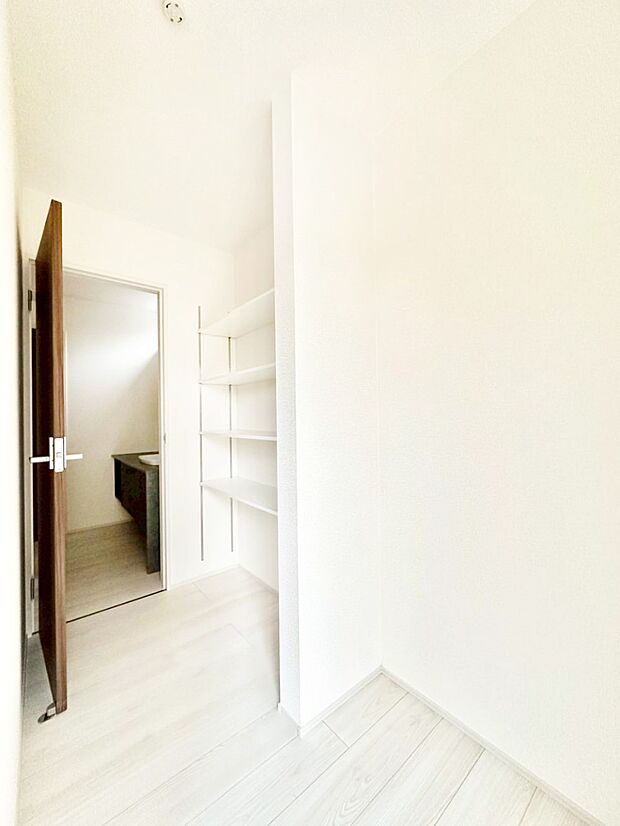 【その他設備(パントリー)】キッチンにはパントリー!食材のストックはもちろん、日用品の収納など使い方はいろいろ!