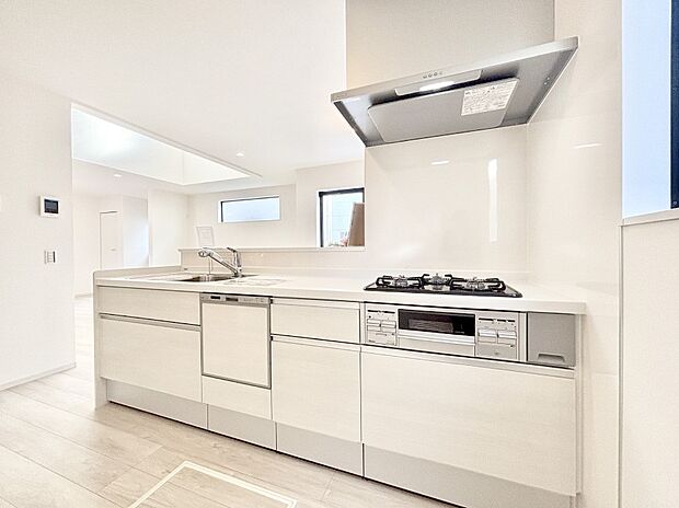 【ダイニングキッチン】リビングで遊ぶお子様を見守りながらお料理ができる対面キッチン。