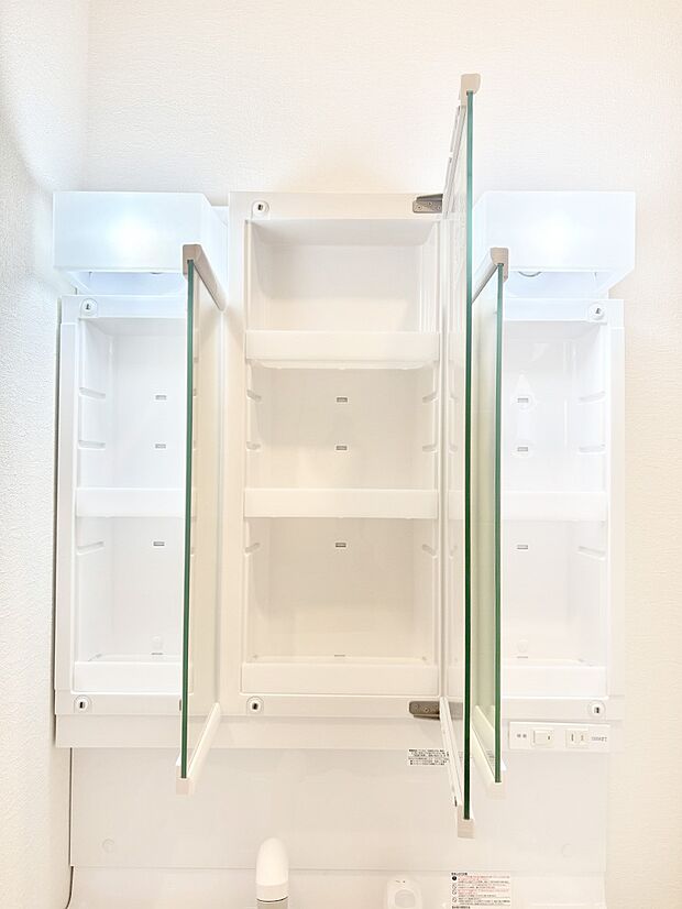 【その他設備(三面鏡裏収納)】三面鏡の裏に、化粧品や衛生用品などを収納可能。洗面台をすっきりと保ちます!