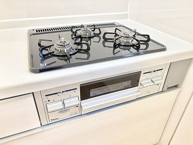 【その他設備(三ツ口コンロ)】三口ガスコンロでお料理が一気にはかどりそう。