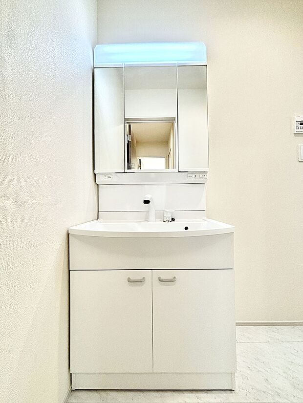 【洗面台・洗面所】大きく見やすい三面鏡で清潔感ある洗面台は、身だしなみチェックや肌のお手入れにおすすめです。