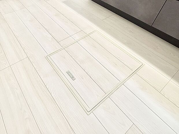 【その他設備(床下収納)】床下収納付き!日用品・非常用品の収納にも大活躍。