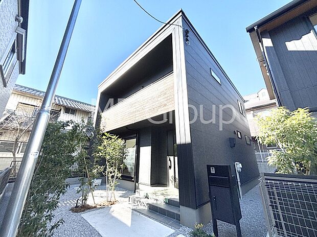 【現地外観写真】暮らしやすさと居心地の良さにこだわったシンプルで飽きのこないデザイン !