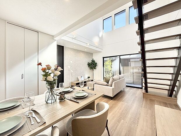 【ダイニング】明るい陽光が注ぎ、寛ぎの雰囲気に満たされるダイニング。