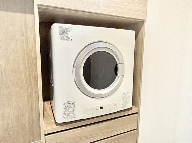 【その他設備()】あると嬉しい衣類乾燥機!天候を気にせずお洗濯できますね