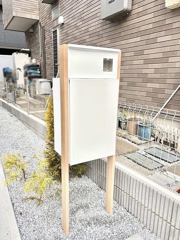 【その他現地】表札・インターホン・ポスト・宅配ＢＯＸをひとつに集約。エントランスになじむシンプルデザイン。