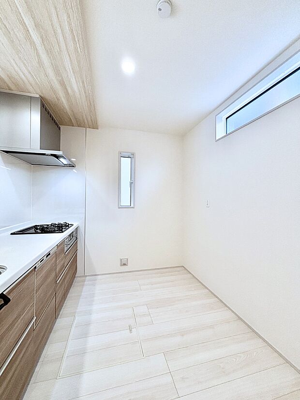 【ダイニングキッチン】爽やかな風が通り抜けるキッチン。窓があるので明るく換気にも役立ちます。