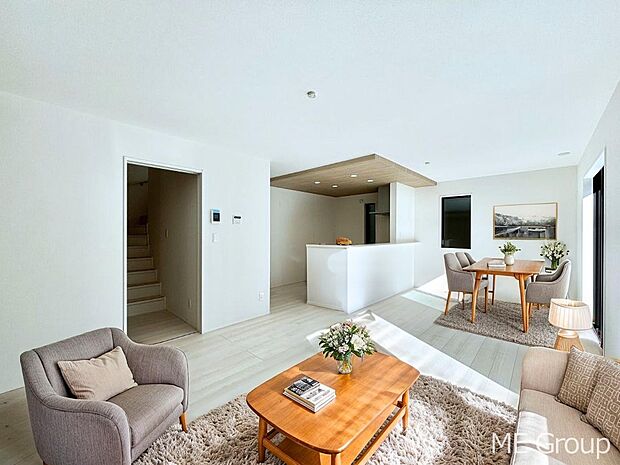 【リビング】ご家族の賑やかな話し声で包まれる明るいリビング  ※家具はCGです