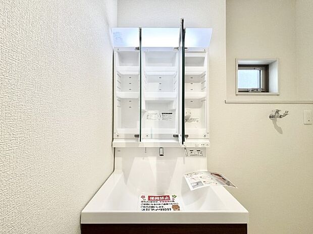 【その他設備(三面鏡裏収納)】三面鏡の裏に、化粧品や衛生用品などを収納可能。洗面台をすっきりと保ちます!