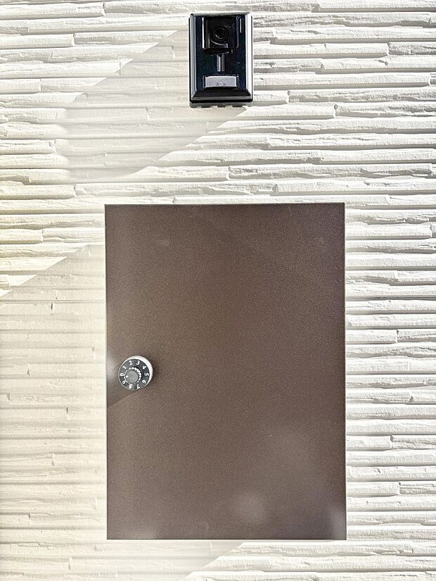 【その他現地】シンプルデザインのポスト。