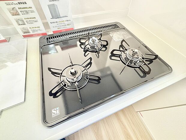 【その他設備(三ツ口コンロ)】三口ガスコンロでお料理が一気にはかどりそう。