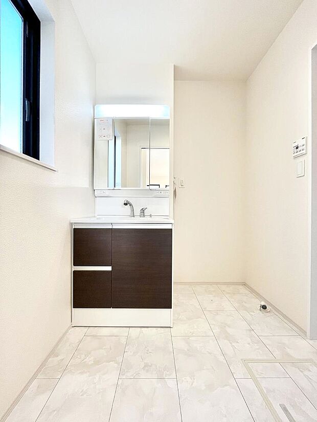 【洗面台・洗面所】大きく見やすい三面鏡で清潔感ある洗面台は、身だしなみチェックや肌のお手入れにおすすめです。