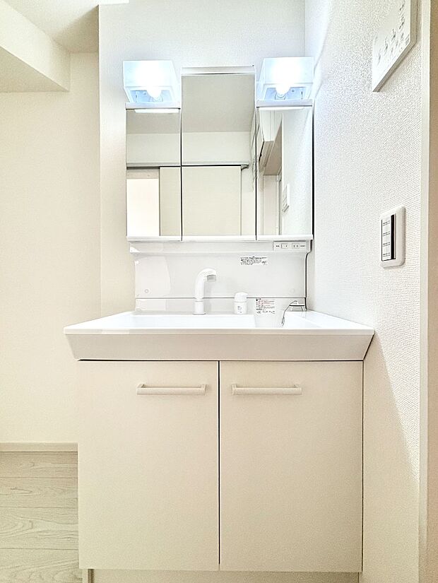 【洗面台・洗面所】大きく見やすい三面鏡で清潔感ある洗面台は、身だしなみチェックや肌のお手入れにおすすめです。