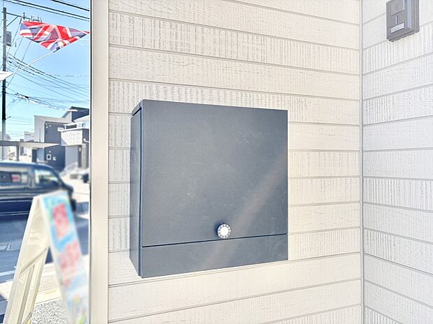 【その他現地】シンプルデザインのポスト。