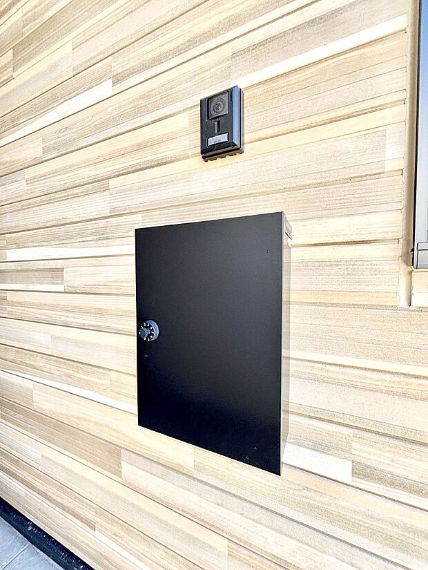 【その他現地】シンプルデザインのポスト。