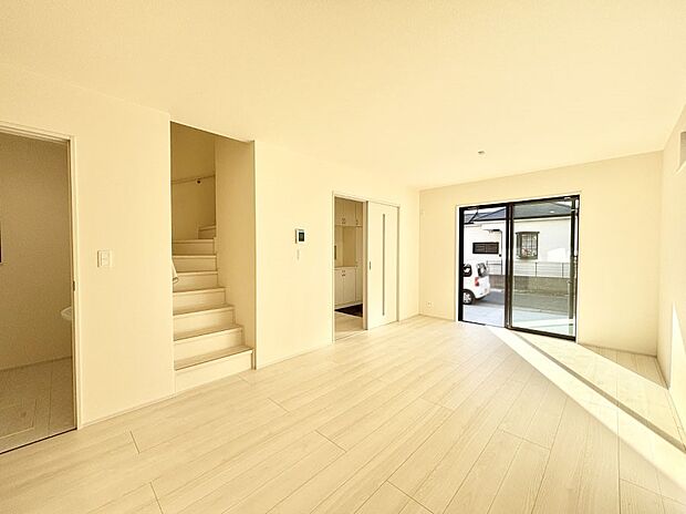 【リビングダイニング】リビング階段が家族の笑顔と会話をつないでくれます