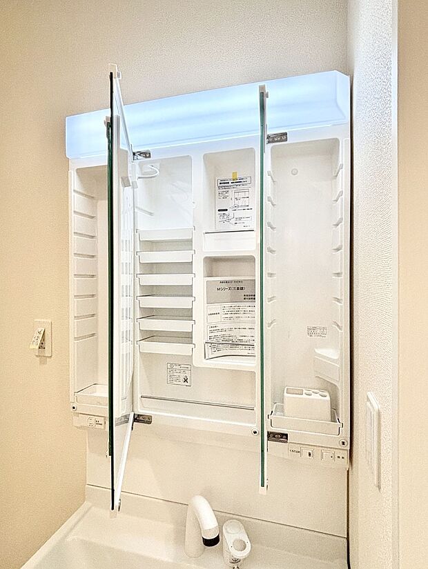 【その他設備(三面鏡裏収納)】三面鏡の裏に、化粧品や衛生用品などを収納可能。洗面台をすっきりと保ちます!