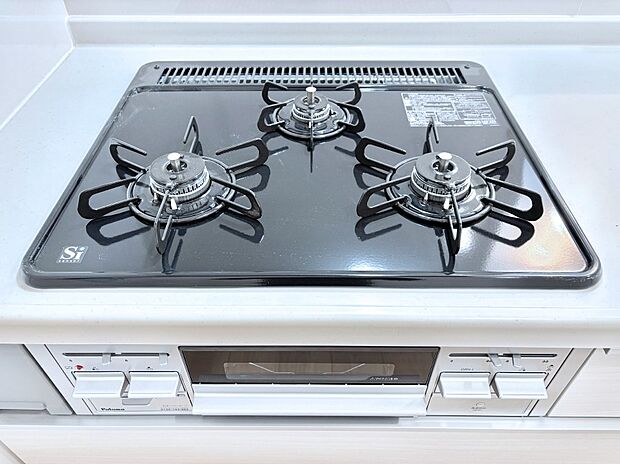 【その他設備(Siセンサーコンロ)】ガスコンロはSiセンサー搭載。火力調節や焦げ付き・消し忘れも防いでくれます。