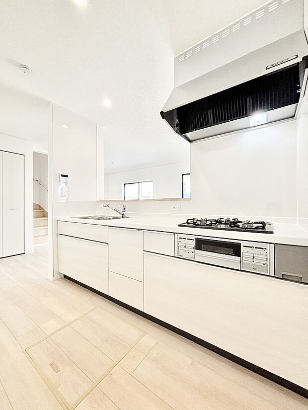 【ダイニングキッチン】カウンター越しに楽しいおしゃべり。いつものお料理がもっと美味しくなりそうですね