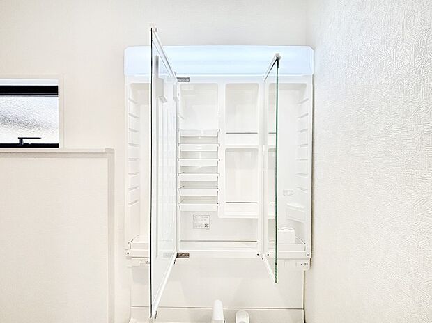 【その他設備(三面鏡裏収納)】三面鏡の裏に、化粧品や衛生用品などを収納可能。洗面台をすっきりと保ちます!