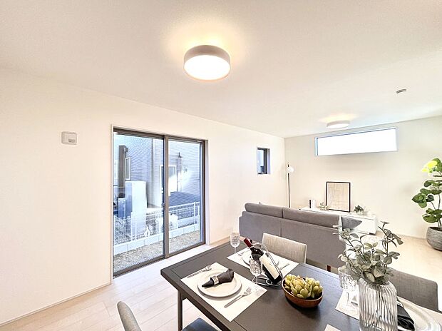 【ダイニング】大きな窓からたっぷりの陽光と風を感じられるリビング  